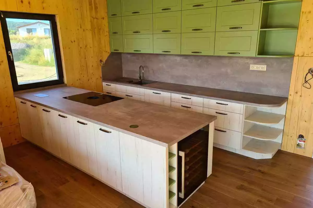 Kuchynská linka od stolárstva BAOBIA na mieru