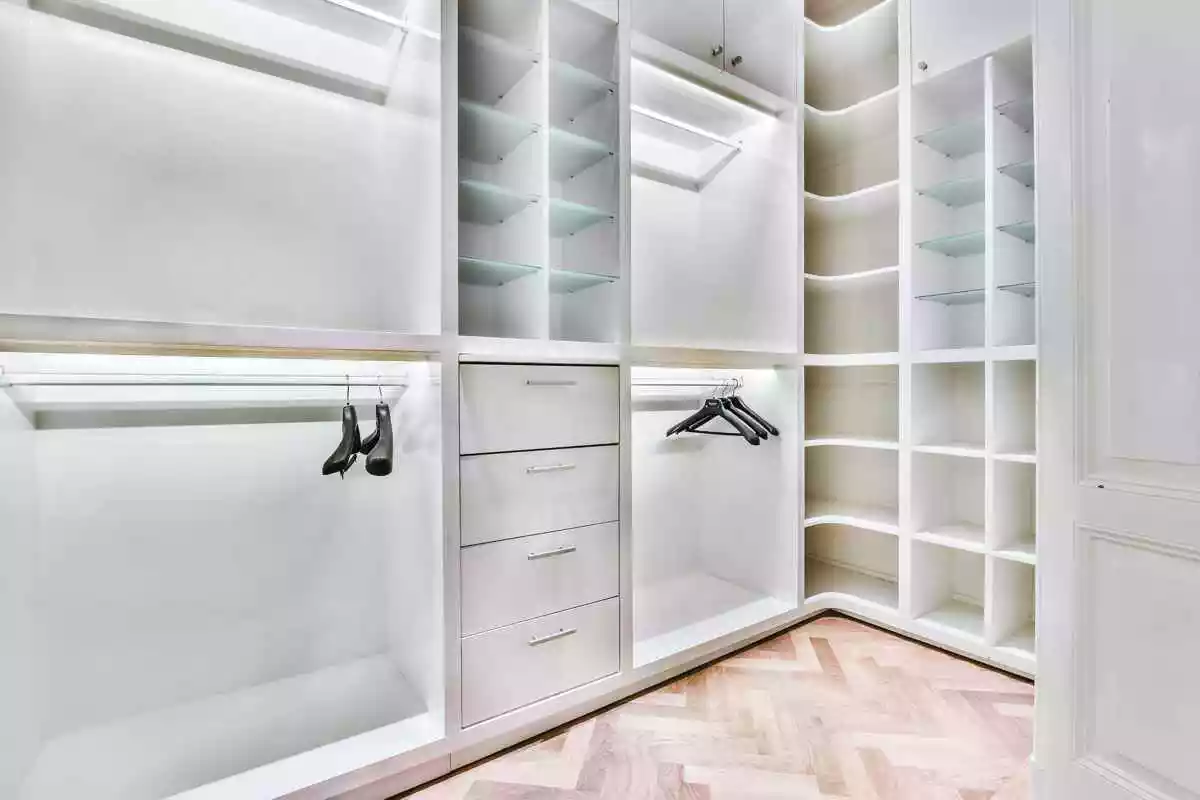 Vstavaná skriňa biela šatníková moderná stolárstvo